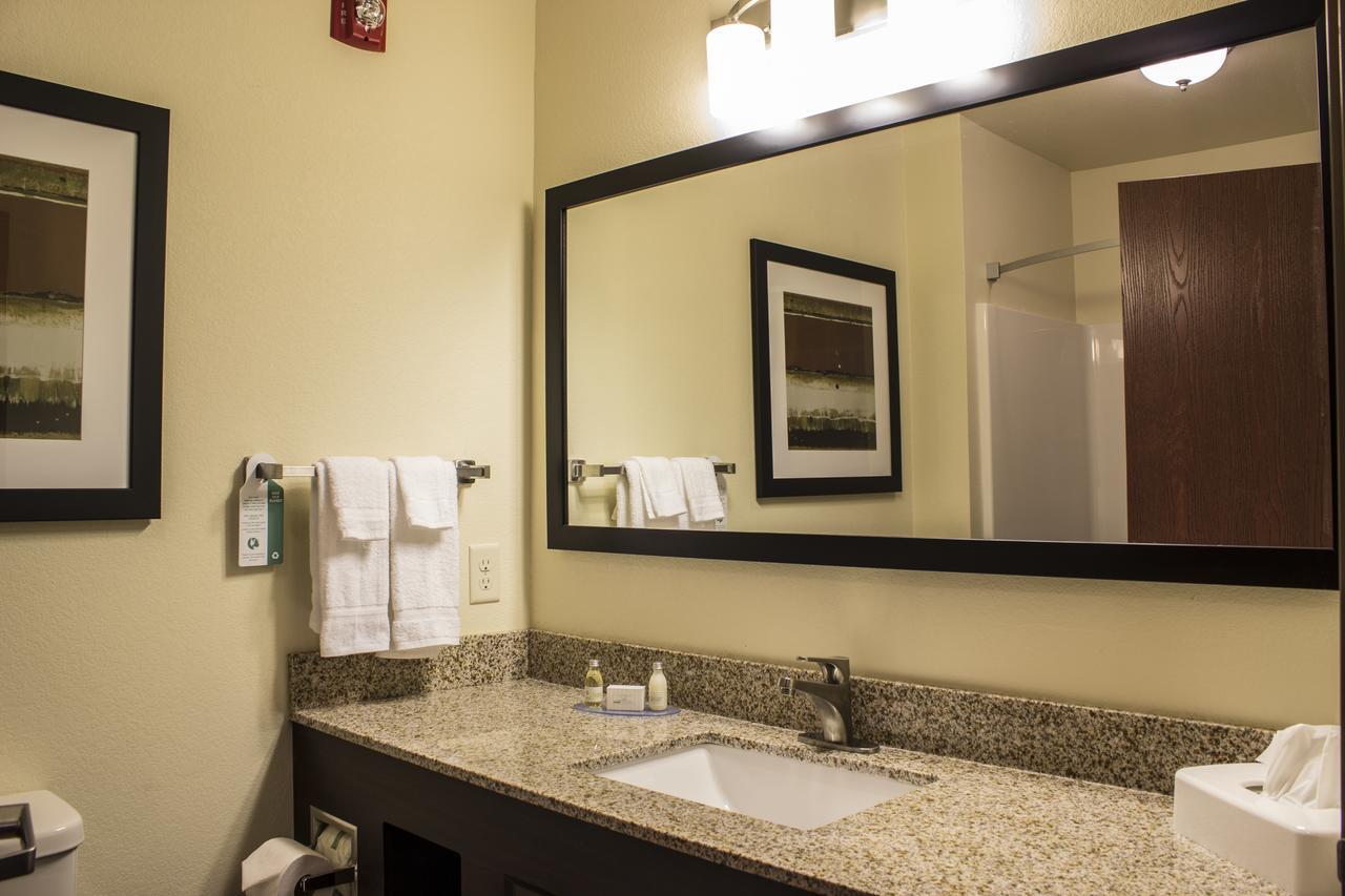 Cobblestone Hotel & Suites - Chippewa Falls Buitenkant foto
