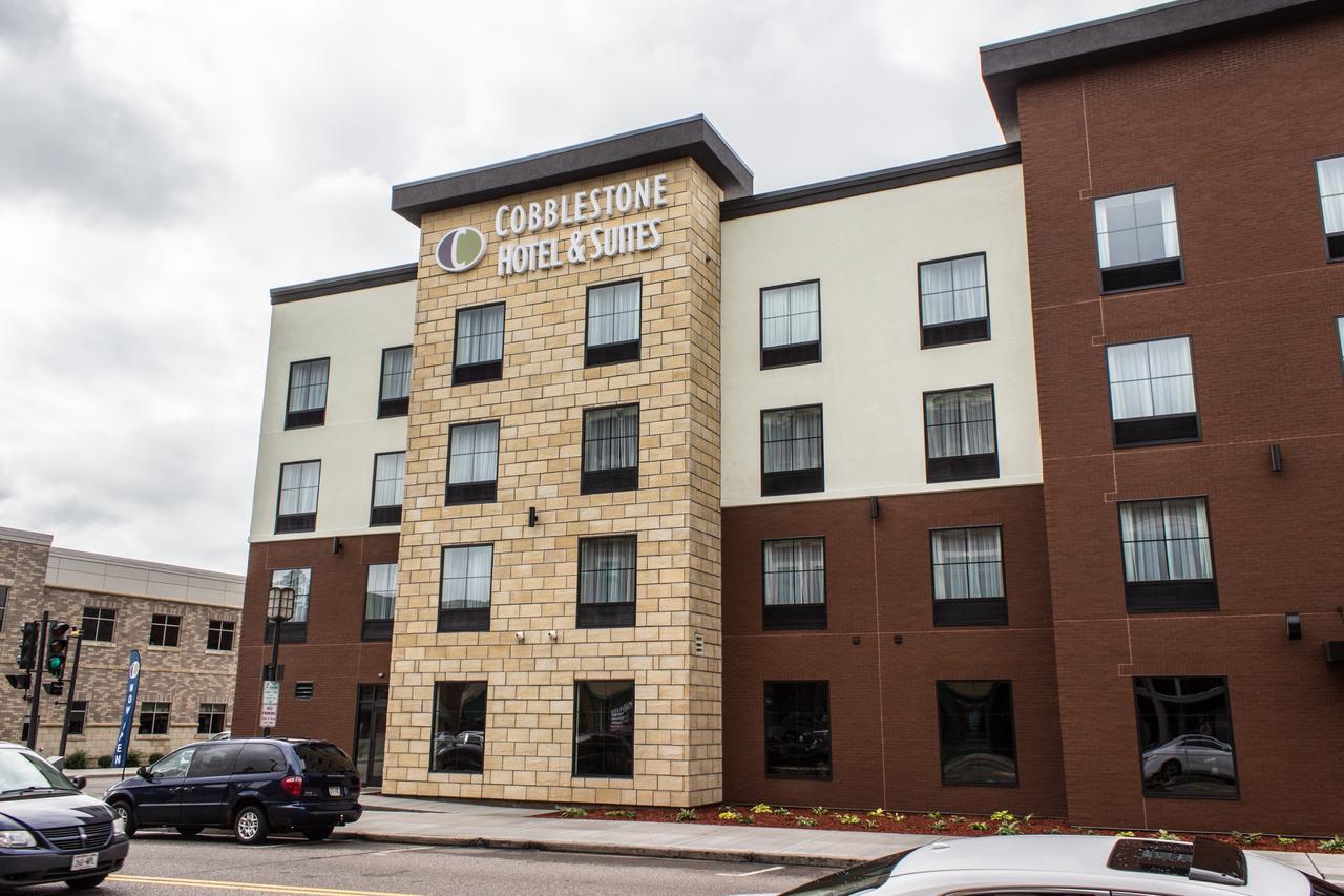 Cobblestone Hotel & Suites - Chippewa Falls Buitenkant foto