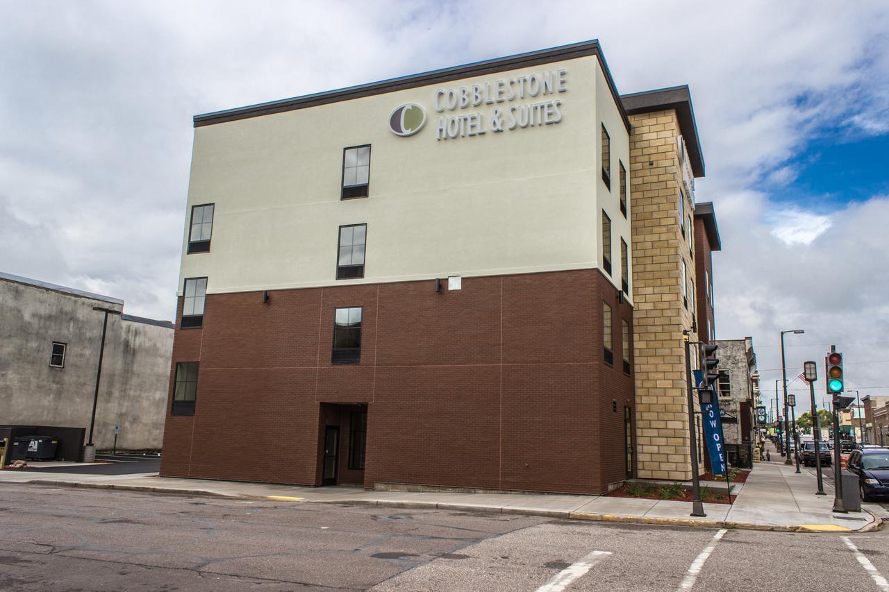 Cobblestone Hotel & Suites - Chippewa Falls Buitenkant foto