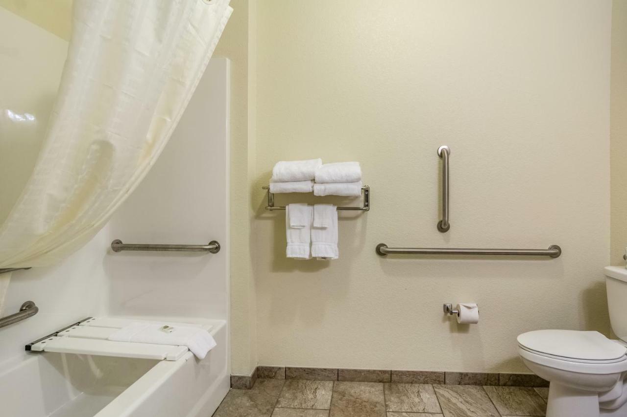 Cobblestone Hotel & Suites - Chippewa Falls Buitenkant foto